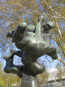 906634 Afbeelding van het bronzen beeldhouwwerk 'Heracles met Hydra' (Esperantomonument) van Nic Jonk (1928-1994), ...